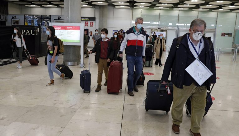Bruselas pide a los 27 iniciar la retirada de las restricciones de viaje dentro de la UE