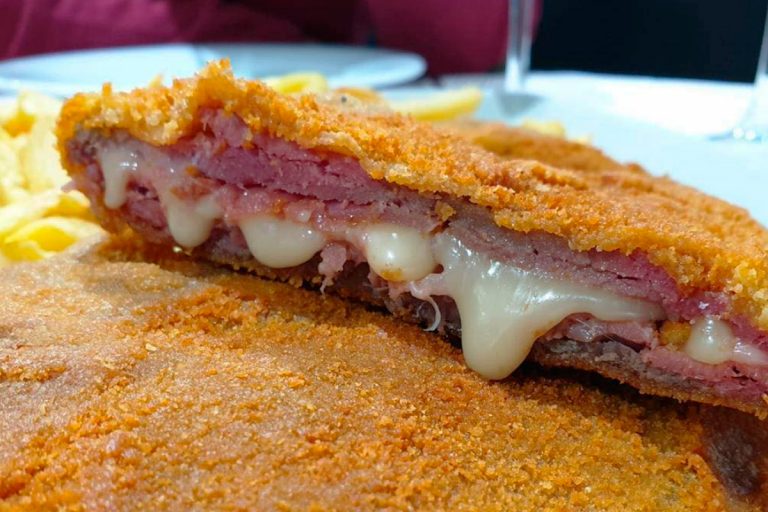 Cachopo: así lo debes rebozar y freír para que no te quede seco