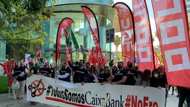 Sindicatos protestan ante la Junta de Caixabank contra un ERE «salvaje»