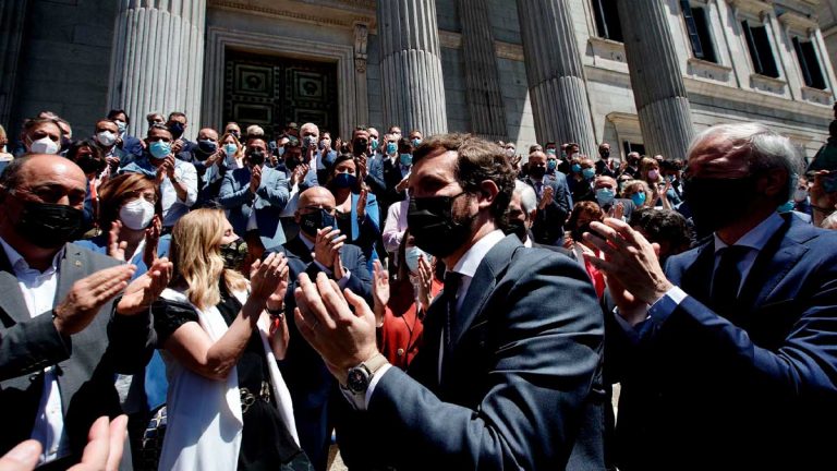 Casado y alcaldes del PP protestan por el «abandono» de Sánchez a los ayuntamientos
