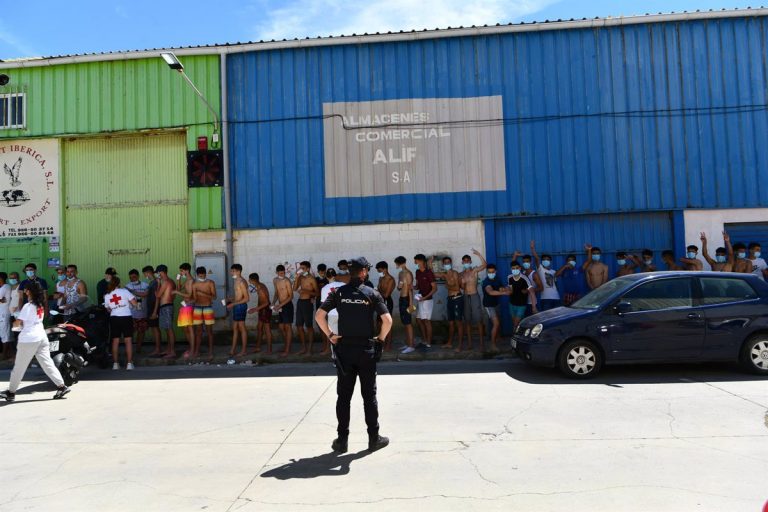 PP, Vox y Más País exigen al Gobierno que reaccione «con firmeza» en Ceuta