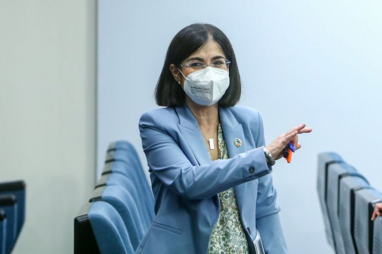 Darias anuncia un nuevo récord de llegada de vacunas con 4,6 millones de dosis