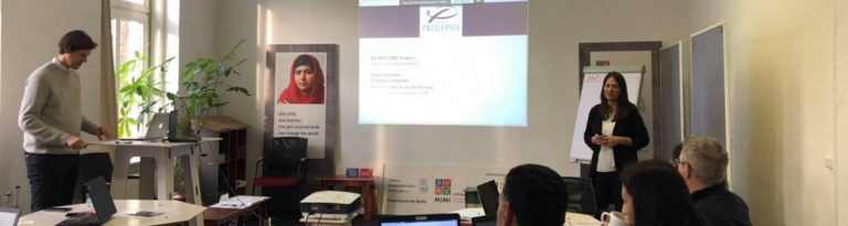 Crean un programa para formar a sociosanitarios que trabajan con menores refugiados