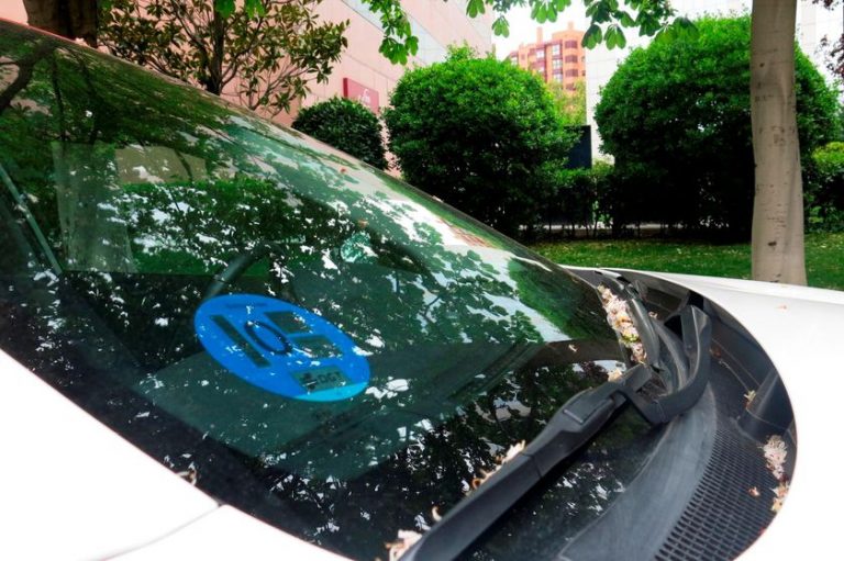 El 20% de los vehículos en Madrid no tiene el distintivo medioambiental de la DGT