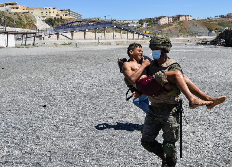 El Gobierno aprobará un crédito para las CCAA que acojan a menores migrantes de Ceuta