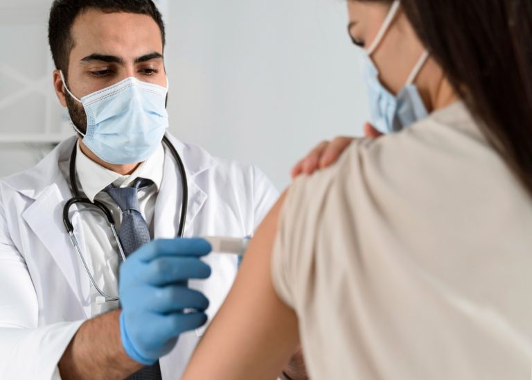 Enfermos oncológicos deben vacunarse en el lado contrario a donde tienen el tumor