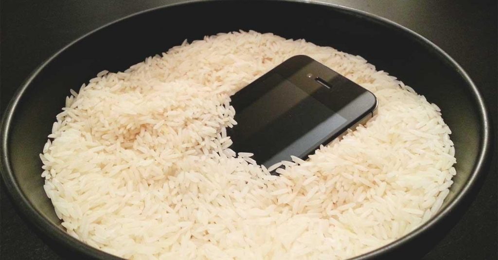 ¿Qué Tal Sumergir El Celular En Arroz?