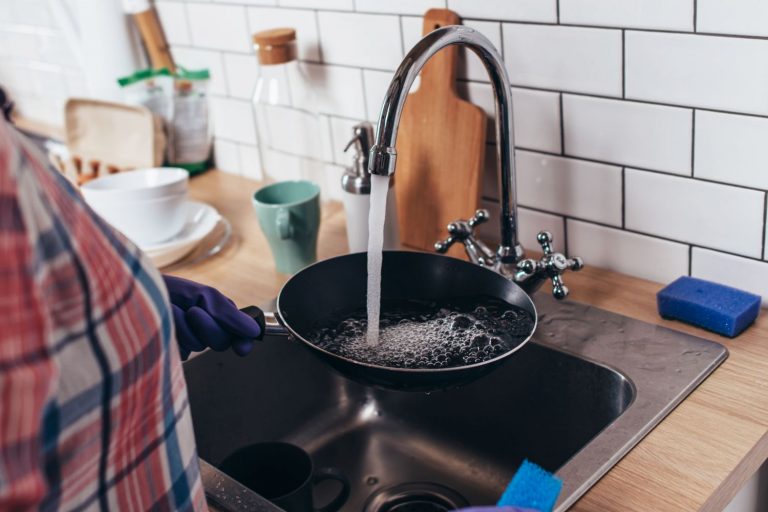 Esto es lo que pasa si echas agua fría en una sartén caliente
