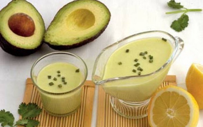 Cómo hacer un gazpacho de aguacate que deje locos a tus invitados