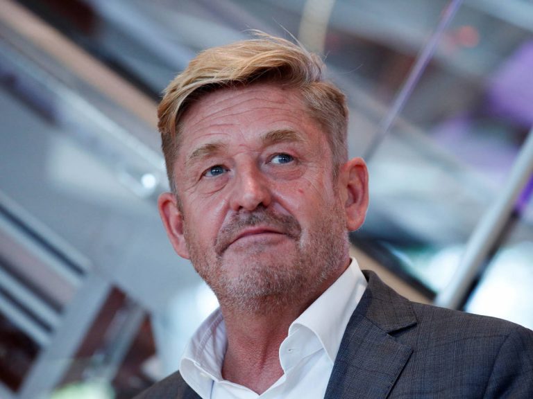Griffiths pide acelerar la venta de coches eléctricos antes de la fábrica de baterías