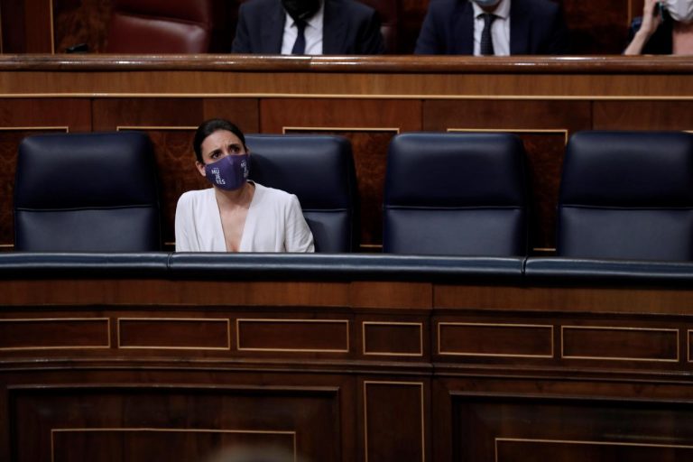 Irene Montero reconoce una «deuda» con las madres