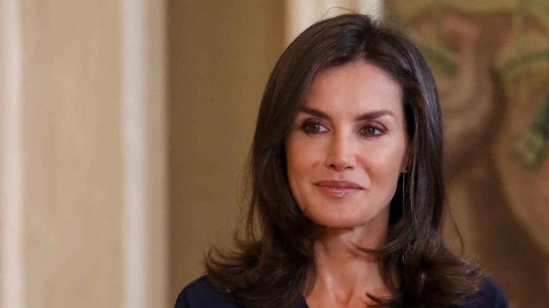 La Reina ensalza la labor de Cruz Roja