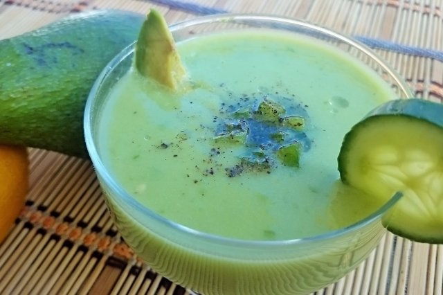 La Integración De Los Alimentos Para El Gazpacho De Aguacate