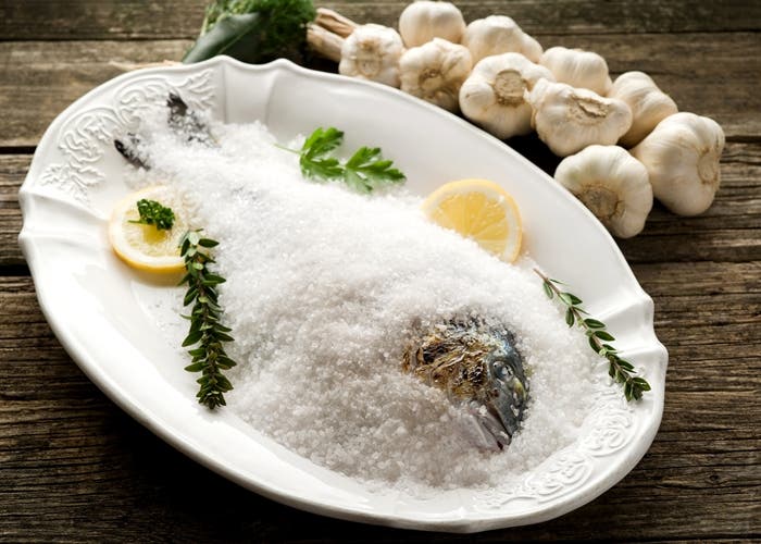 Lubina a la sal: el tiempo y temperatura ideal para una de un kilo