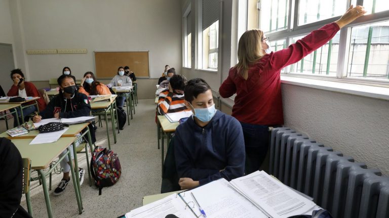 Los casos activos en centros educativos bajan a 537 en Galicia