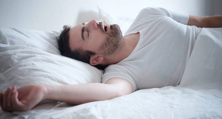 Los motivos por los que tienes espasmos musculares antes de dormir