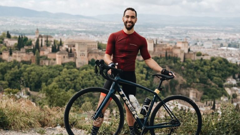 Un joven doctor con parálisis cerebral prepara un Camino de Santiago solidario en bicicleta