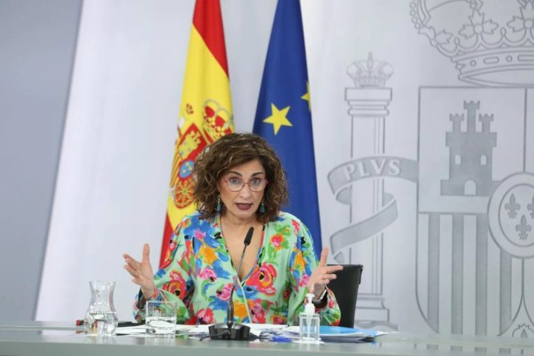 Montero «no tiene ninguna duda» de que habrá acuerdo sobre ERTE
