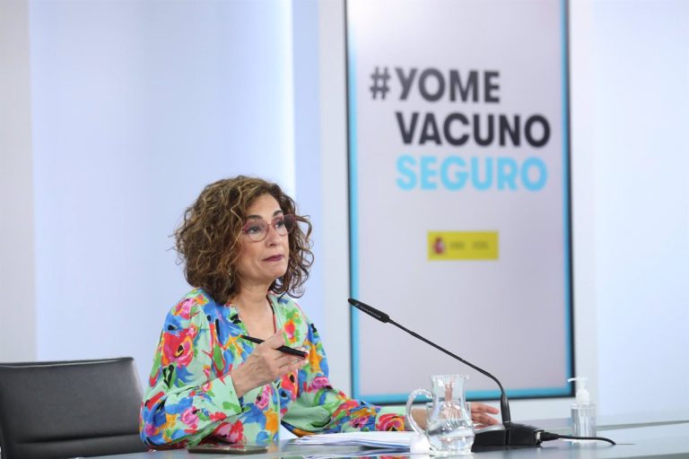 Montero le dice al PP que «espere sentado» porque hay mucha Legislatura por delante