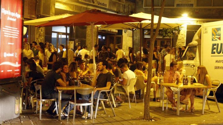 Murcia amplía el horario de cierre de bares y restaurantes hasta la 1