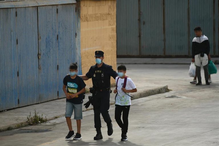 ONG denuncian la devolución de menores y la persecución de migrantes en Ceuta