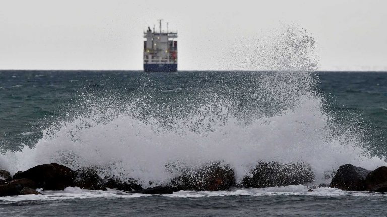 Olas y viento ponen en riesgo a 5 provincias