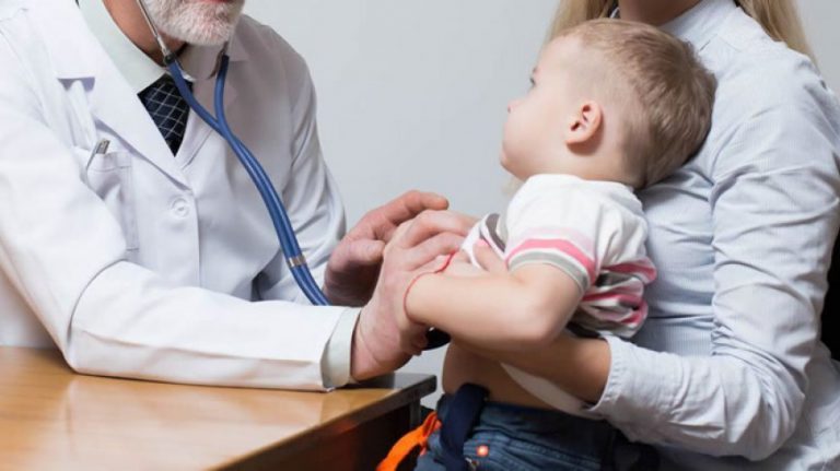 Pediatras alertan de la falta de personal en la primaria