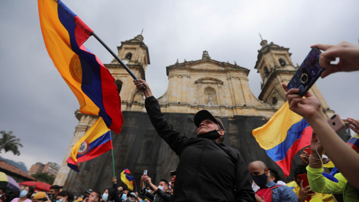 S&P rebaja el rating de Colombia a ‘BB+’ y le quita el grado de inversión
