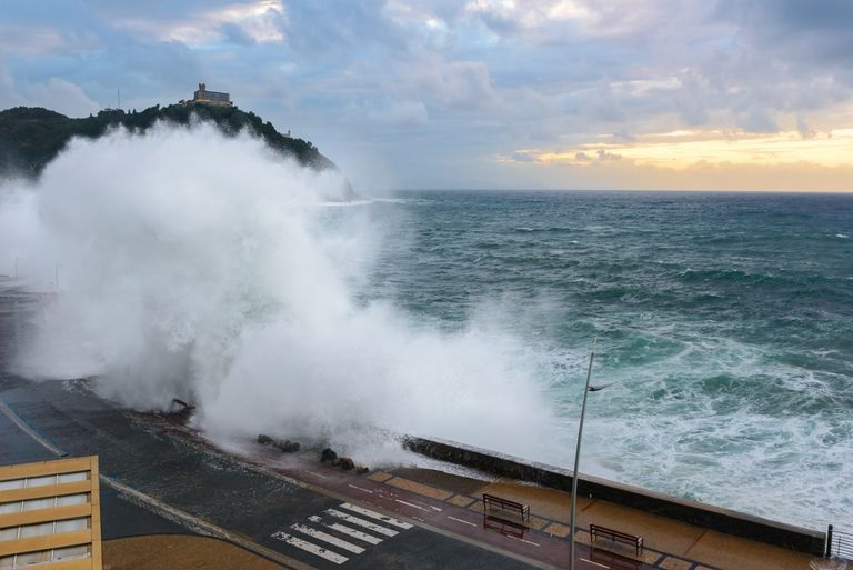 Lluvia, viento y olas ponen en riesgo a Canarias y A Coruña