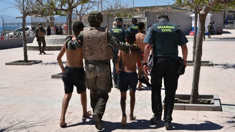 Varias CCAA se ofrecen a acoger a los menores extranjeros llegados a Ceuta