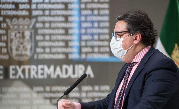 Vergeles pide seguir confiando en la vacunación tras el «incidente» en Cáceres