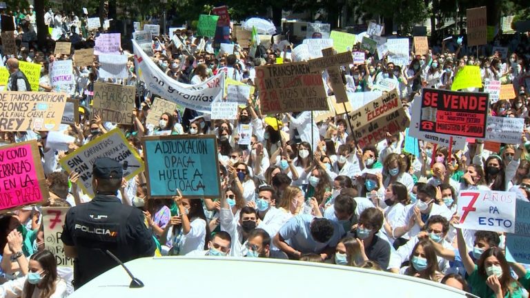 Aspirantes MIR se concentran frente a Sanidad para reclamar elección telemática