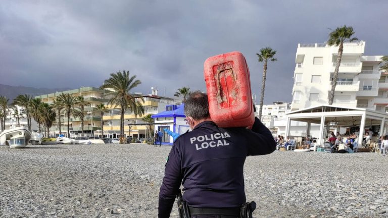 Siete detenidos al desembarcar 800 kilos de hachís en la costa de Granada