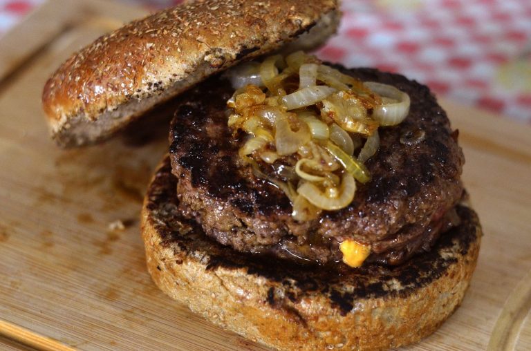 Hamburguesas: trucos para bordarlas en la sartén