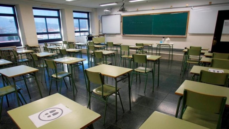 Bajan a 560 los casos activos en centros educativos de Galicia