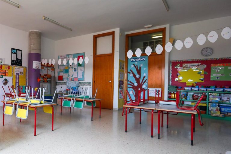 Bajan a 578 los casos activos de Covid en centros educativos gallegos