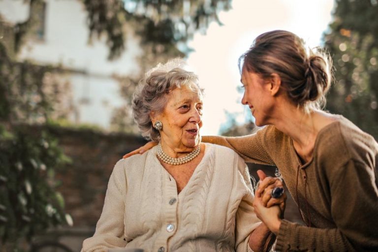 Cuando se llega a la tercera edad, ¿cuidados a domicilio o residencia?