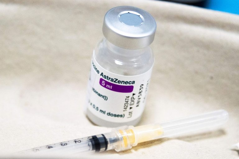 Madrid critica el «vodevil» del Gobierno con la segunda dosis de AstraZeneca
