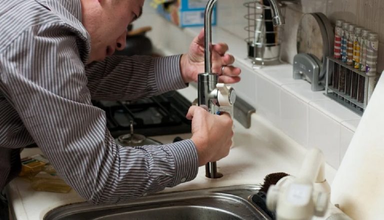Fontaneros 24 horas profesionales en reparar atascos en viviendas
