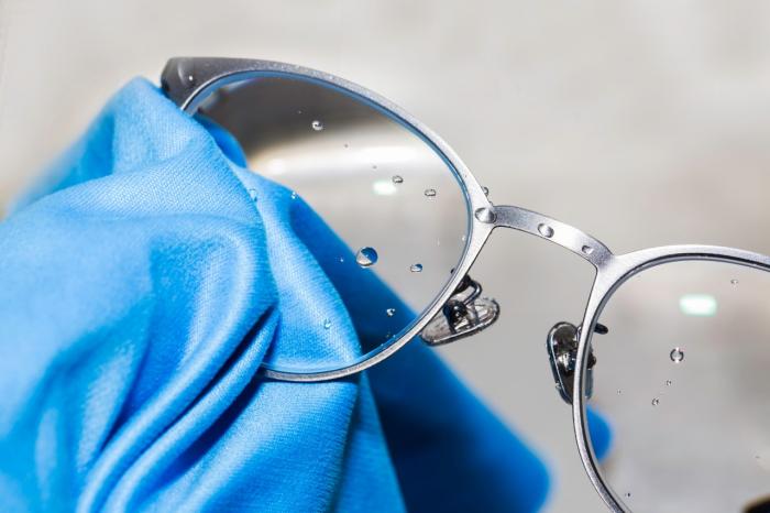 Cómo limpiar las gafas para que no tengan huellas