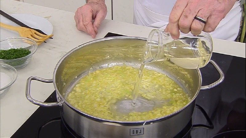 Karlos Arguiñano, Preparando El Guiso De La Receta.