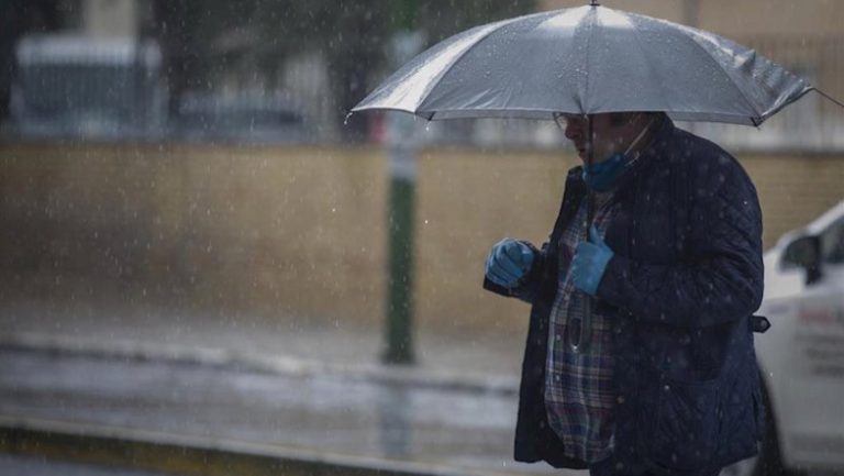 La lluvia y las olas tendrán este lunes en aviso a Asturias, Baleares, Castilla-La Mancha, Galicia, Murcia y Valencia