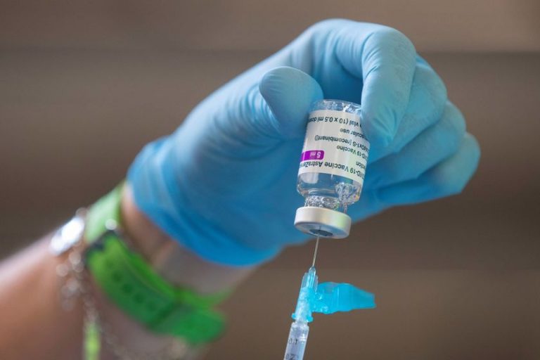 Los españoles con ingresos más bajos y los menores de 23, los más reacios a vacunarse