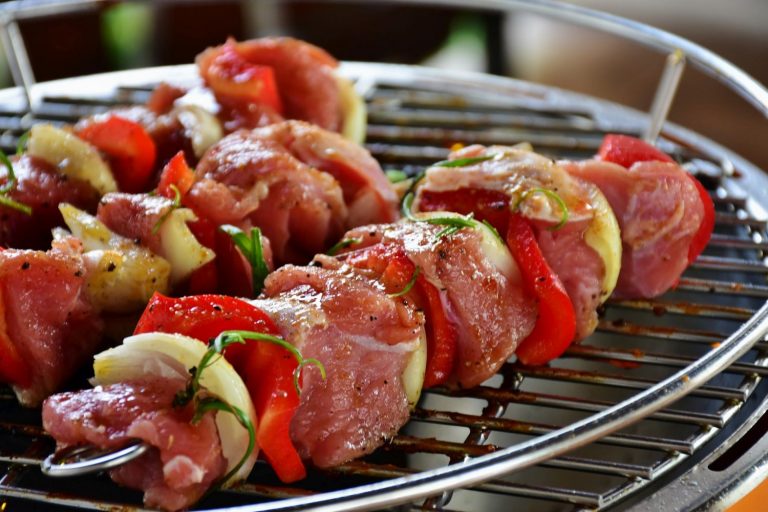 Brochetas de cordero: la mejor receta para disfrutar de la carne en barbacoa o plancha