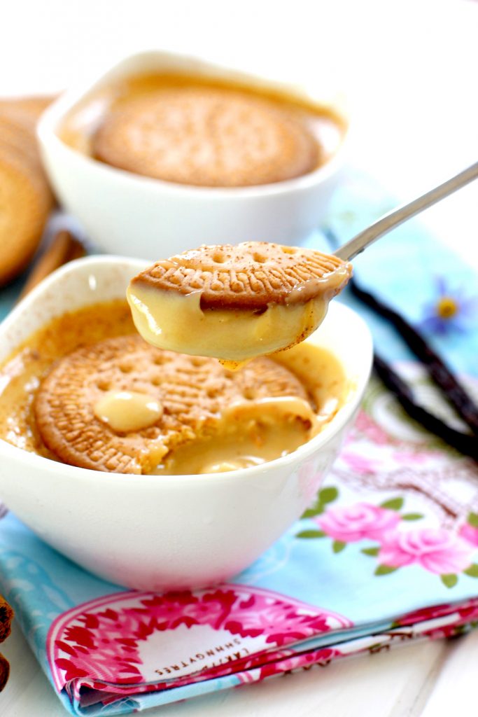 La Crema Tradicional De Las Natillas Con Galleta