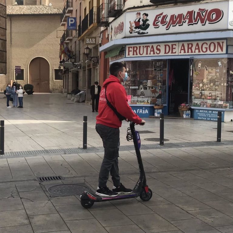 El Congreso insta a exigir el uso de elementos reflectantes a usuarios de patinetes