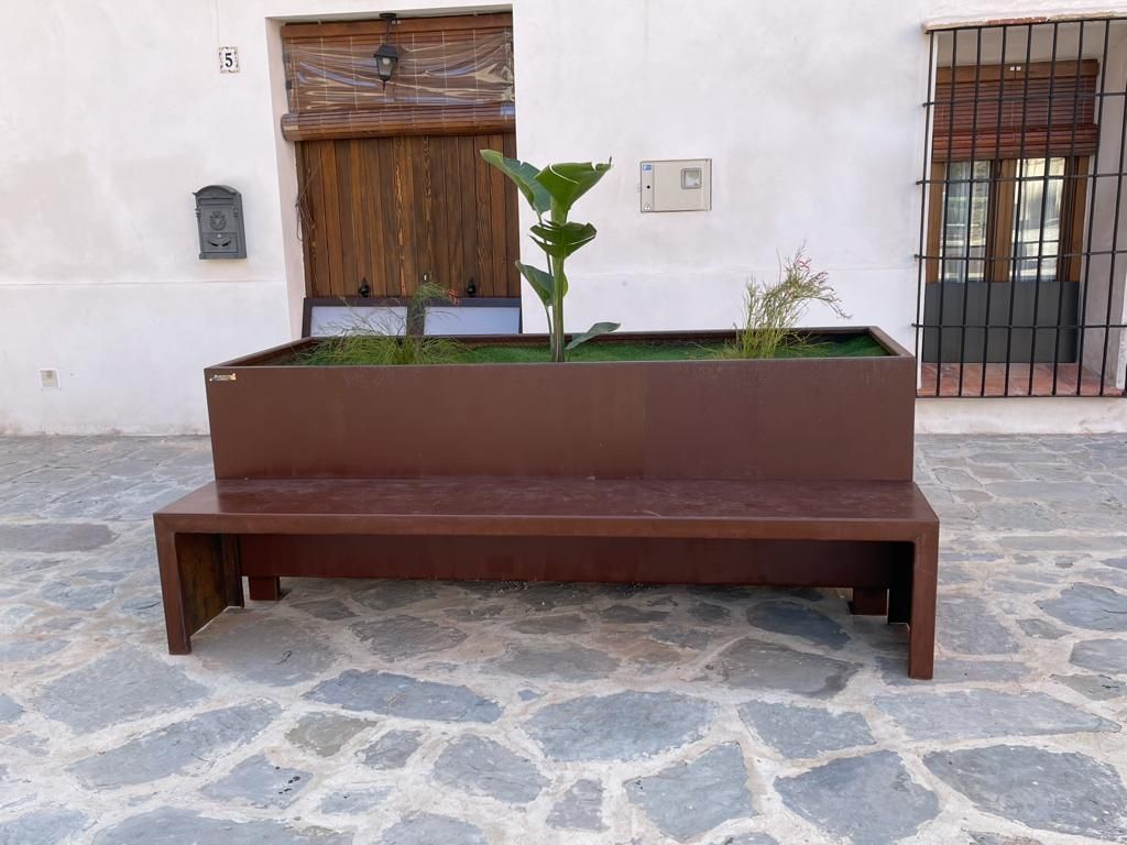 El Municipio De Faura Instala Mobiliario Urbano Multifuncional De Acero Corten, En Su Plaza Mayor