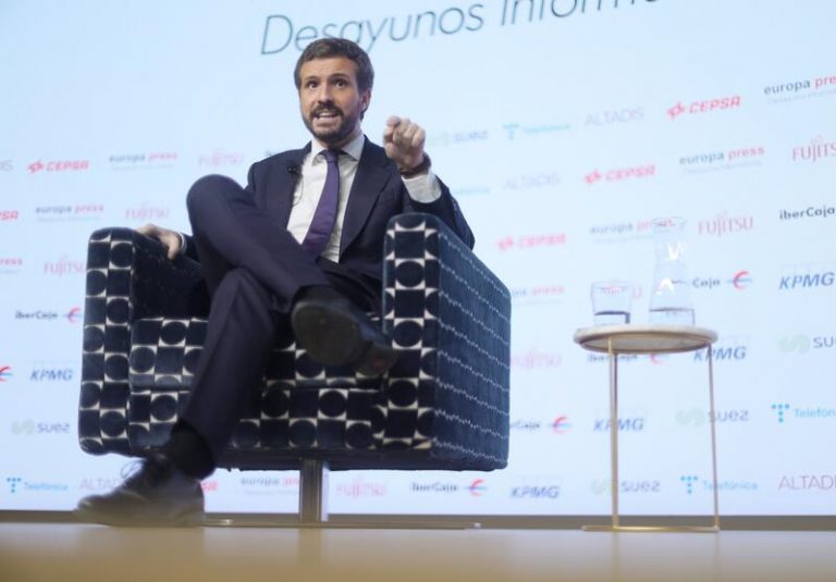 Casado dice que lo que le da «vergüenza» es la foto con Bildu y no la de Colón