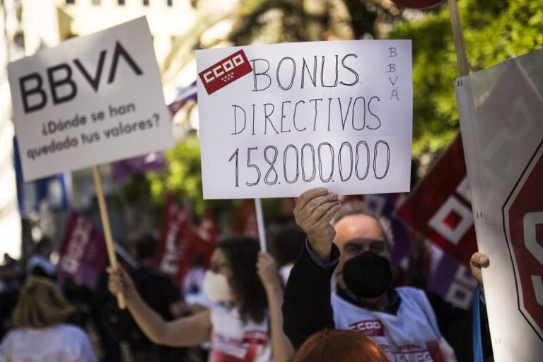 Trabajadores de BBVA, en huelga como rechazo a los más de 3.300 despidos