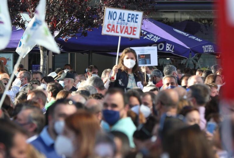Los trabajadores de CaixaBank hacen un parón para protestar por el ERE